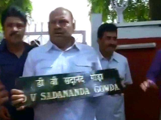 Video : Congress Leaders Pull Down Rail Minister's Nameplate at Residence