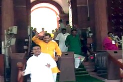 टीएमसी सांसदों का बीजेपी पर धमकी देने का आरोप टीएमसी सांसदों का बीजेपी पर धमकी देने का आरोप