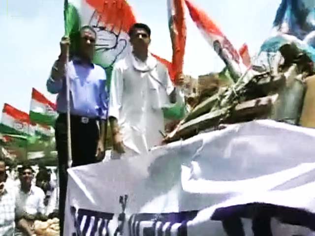 बढ़ती महंगाई का विरोध, ऊंट गाड़ी पर सवार सचिन पायलट बढ़ती महंगाई का विरोध, ऊंट गाड़ी पर सवार सचिन पायलट