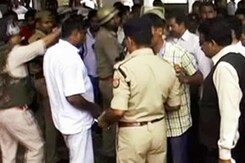 फैजाबाद कोर्ट परिसर में बमबारी, दो की मौत फैजाबाद कोर्ट परिसर में बमबारी, दो की मौत