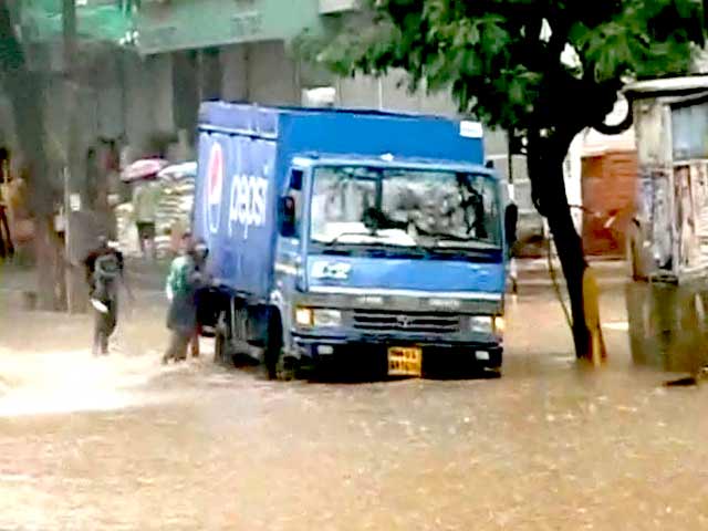Videos : मुंबई में भारी बारिश, निचले इलाकों में पानी भरा