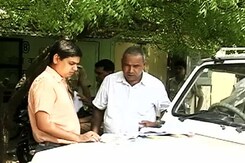 पुलिसवालों को लगाई चपत! पुलिसवालों को लगाई चपत!