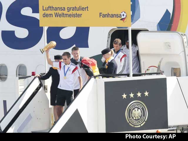 Video : Jubilant Crowd Welcomes World Cup Champions Germany Home