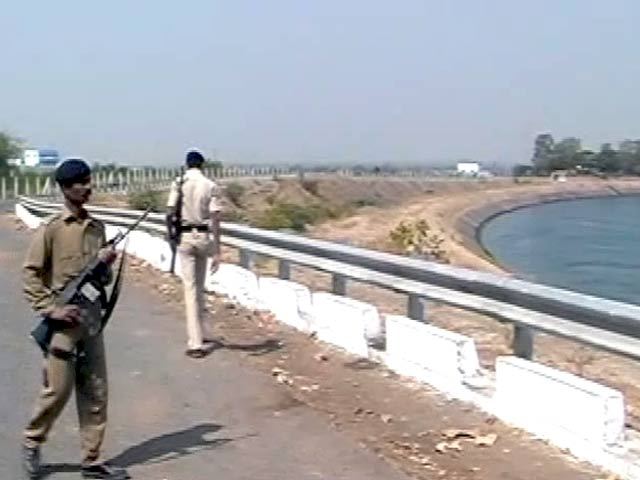 गुजरात में पानी पर पुलिसिया पहरा