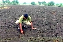 सूखे खेत, कर्ज में डूबे किसान सूखे खेत, कर्ज में डूबे किसान