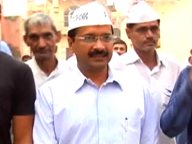 दिल्ली में सरकार गठन की कोशिश में बीजेपी, केजरीवाल ने एलजी पर उठाए सवाल