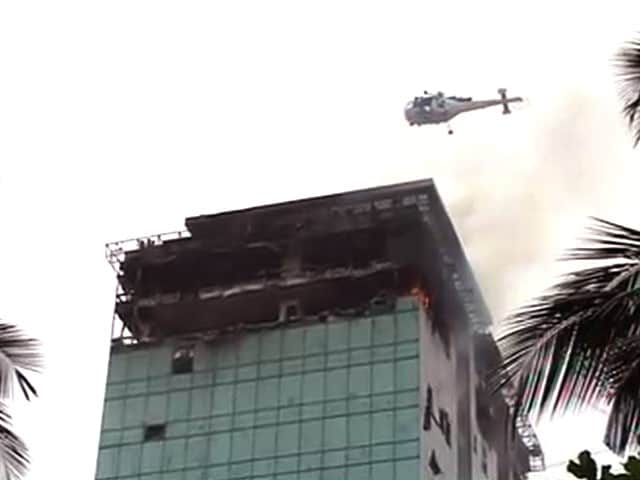 Videos : मुंबई : आग में फंसे दमकलकर्मियों को हेलीकॉप्टर से बचाया गया