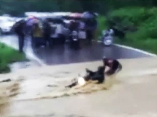 Videos : पानी में बाइक समेत बहा युवक
