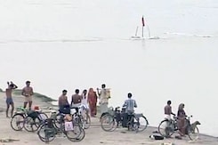 बदायूं केस : दोबारा पोस्टमॉर्टम के लिए शवों को निकालने का काम टला बदायूं केस : दोबारा पोस्टमॉर्टम के लिए शवों को निकालने का काम टला