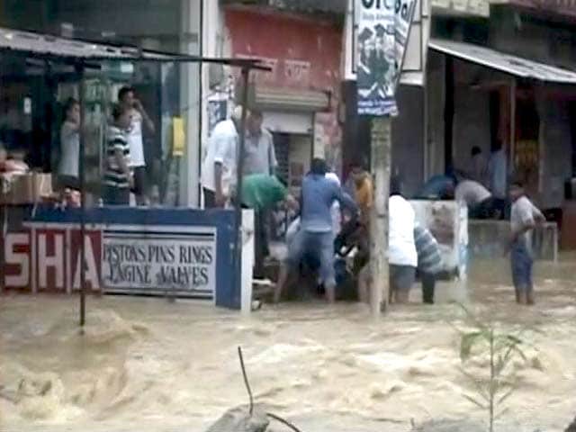 Videos : उत्तराखंड के पहाड़ी इलाकों में भारी बारिश, 7000 श्रद्धालु फंसे