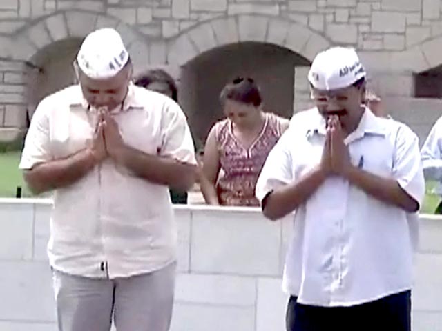 उपराज्यपाल से मिले केजरीवाल, दिल्ली में जल्द चुनाव की मांग की