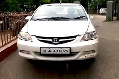 दिल्ली : होंडा सिटी कार से मिले तीन दोस्तों के शव दिल्ली : होंडा सिटी कार से मिले तीन दोस्तों के शव