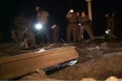 बिहार : नक्सलियों ने रेलवे ट्रैक को धमाका कर उड़ाया बिहार : नक्सलियों ने रेलवे ट्रैक को धमाका कर उड़ाया