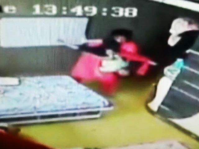 कोलकाता : महिला टीचर ने तीन साल के बच्चे की बेदर्दी से पिटाई की