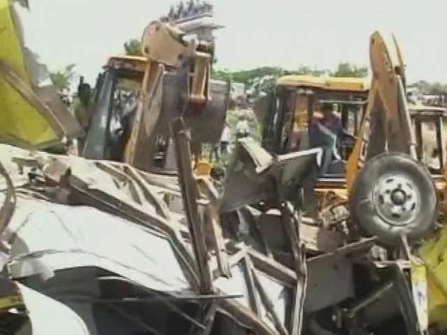 17 Kids Killed as School Bus Driver, Allegedly On Phone, Didn't See Train
