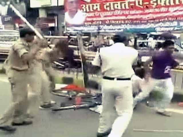 पटना के छात्रों को हॉस्टल की जगह मिलीं लाठियां