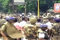 वक्फ बोर्ड के नए प्रमुख को लेकर विवाद, शिया प्रदर्शकारियों पर लाठीचार्ज वक्फ बोर्ड के नए प्रमुख को लेकर विवाद, शिया प्रदर्शकारियों पर लाठीचार्ज