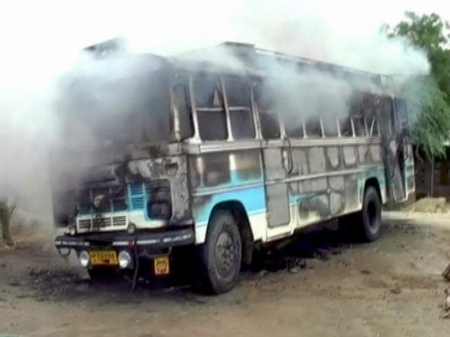 Video : उत्तर प्रदेश के औरैया में बस पर गिरी हाइटेंशन तार, पांच मरे