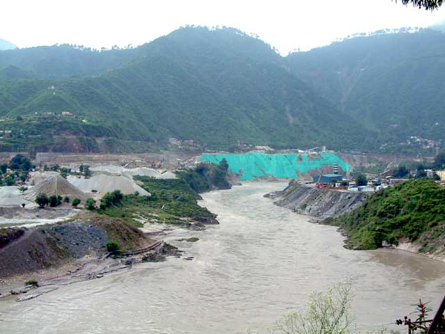 उत्तराखंड के श्रीनगर में नहर में दरार : लोगों में दहशत