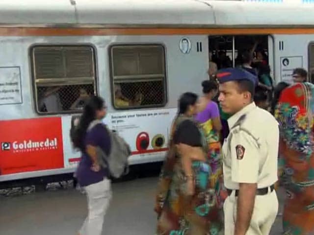 Videos : मुंबई : 65 वर्षीय महिला रेल यात्री का आरोप, कपड़े उतरवाकर ली गई तलाशी