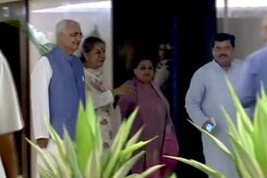 नेताओं की इफ्तार पार्टी नेताओं की इफ्तार पार्टी