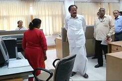 मंत्री के दौरे पर खाली मिला मंत्रालय मंत्री के दौरे पर खाली मिला मंत्रालय