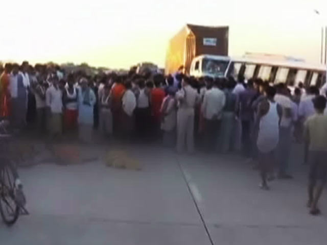 Video : बिहार : ट्रक ने सोए हुए कांवड़ियों को कुचला, 12 की मौत