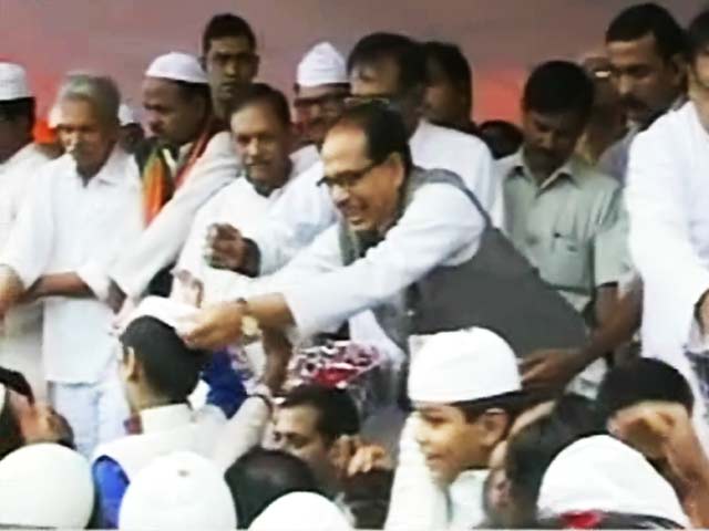 शिवराज सिंह चौहान ने टोपी पहनाई!