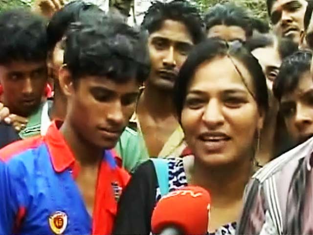 ईद पर सलमान खान के घर के बाहर जुटे फैन्स