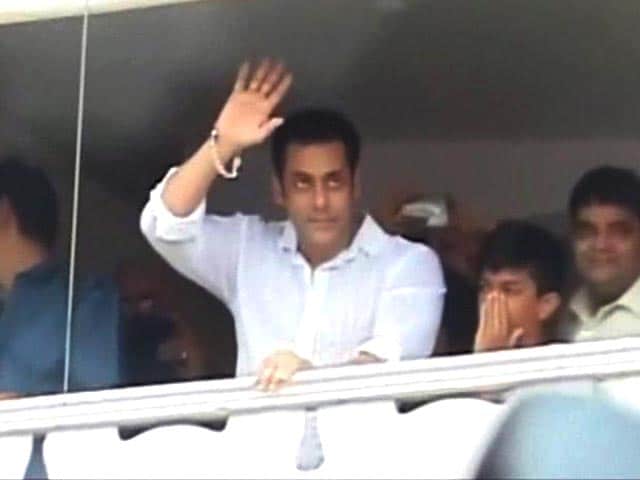 Video : Salman Khan Celebrates Eid in Style