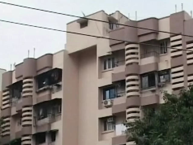 Video : Mumbai Illegal Buildings: Govt Swings in Action