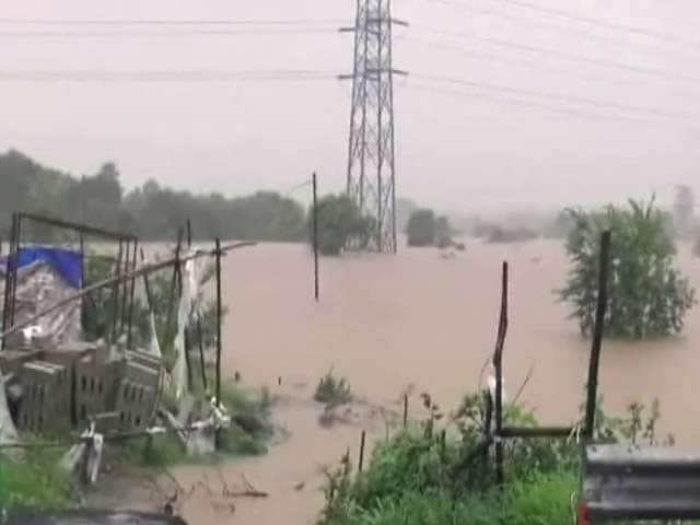 Videos : महाराष्ट्र के वसई में बारिश की वजह से बाढ़ जैसे हालात