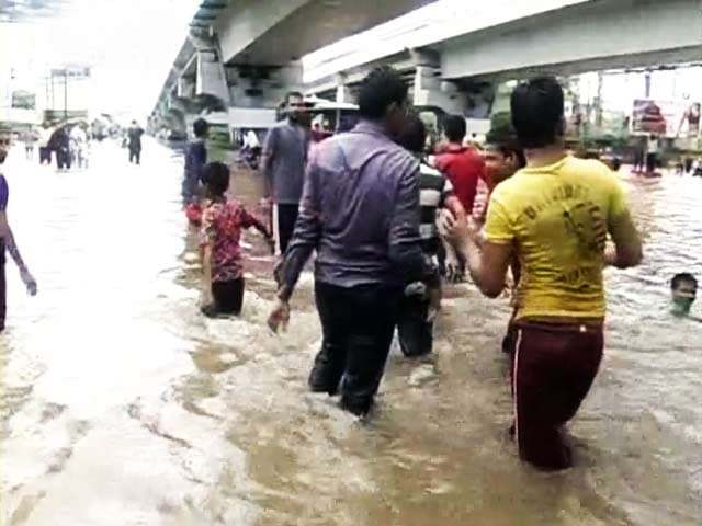 अहमदाबाद में भारी बारिश से कई इलाकों में पानी भरा