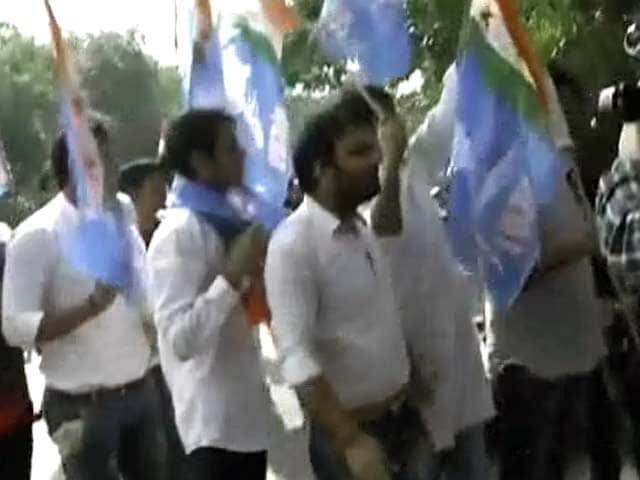 Videos : यूपीएससी मुद्दा : राजनाथ के घर के बाहर प्रदर्शन