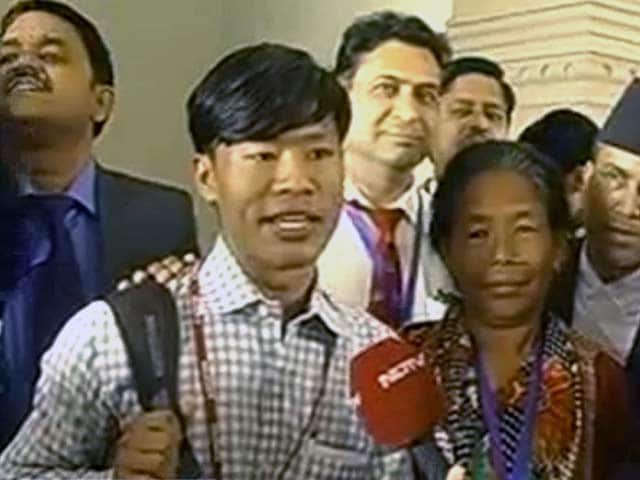 Videos : मोदी ने जीत बहादुर को नेपाल में मिलाया उसके परिवार से