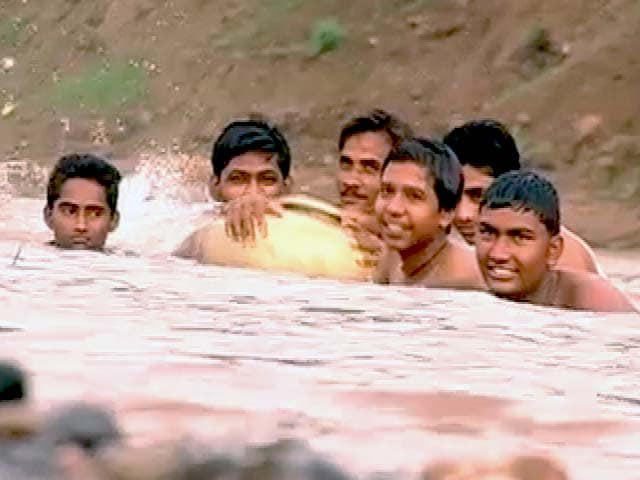 Videos : गुजरात : तिलकवाड़ा में नदी में तैरकर स्कूल जाते हैं बच्चे