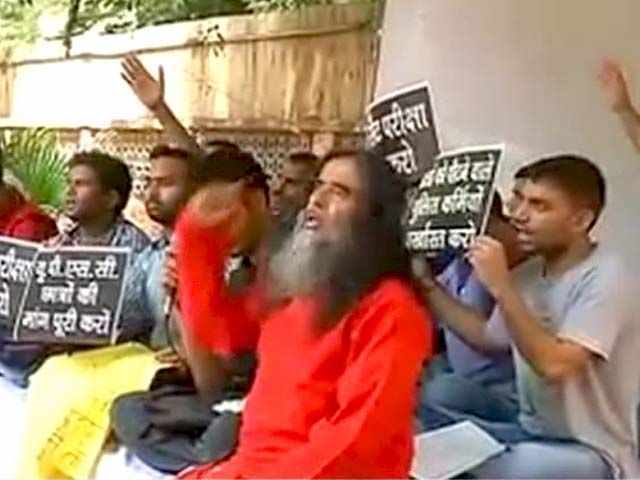 यूपीएससी विवाद : सी-सैट हटाने पर अड़े छात्र