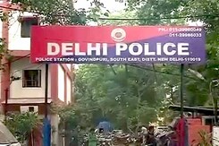 दिल्ली : पांच साल की बच्ची से ड्राइवर ने की बदसलूकी दिल्ली : पांच साल की बच्ची से ड्राइवर ने की बदसलूकी