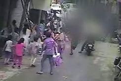 कैमरे में कैद : बीच बाजार में चाकू गोदकर युवक की हत्या कैमरे में कैद : बीच बाजार में चाकू गोदकर युवक की हत्या