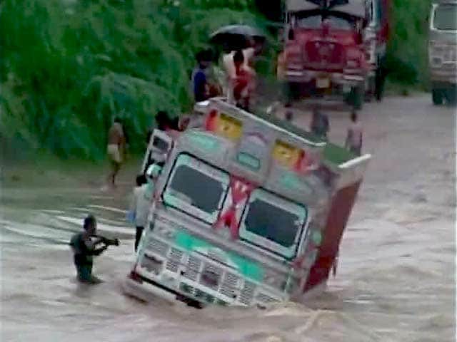 Videos : राजस्थान : पानी के तेज बहाव में फंसा ट्रक