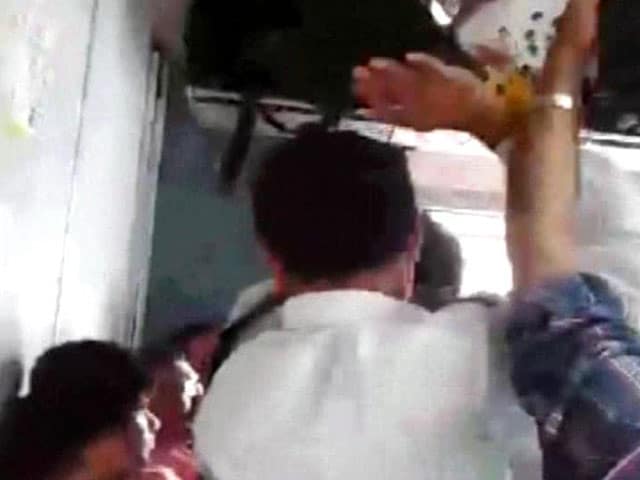 Videos : मुंबई : लोकल ट्रेन में युवक की पिटाई