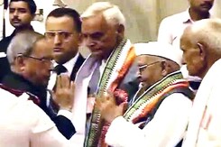 भारत छोड़ो आंदोलन : प्रणब मुखर्जी ने स्वतंत्रता सेनानियों को तोहफे में मोबाइल फोन दिया भारत छोड़ो आंदोलन : प्रणब मुखर्जी ने स्वतंत्रता सेनानियों को तोहफे में मोबाइल फोन दिया
