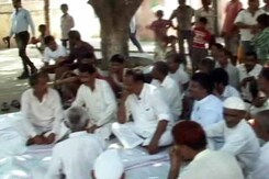 Girls Should Not Wear Jeans or Use Cell Phones: Muzaffarnagar Panchayat's Diktat Girls Should Not Wear Jeans or Use Cell Phones: Muzaffarnagar Panchayat's Diktat