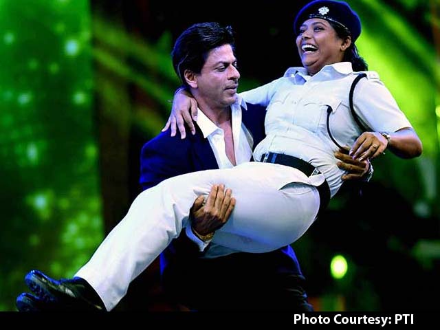 Video : Controversy Over Shah Rukh's Dance With Female Cop