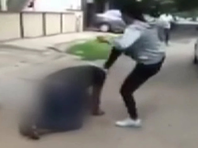 मनचले को सबक सिखाती लड़की का वीडियो फेसबुक पर हुआ वायरल