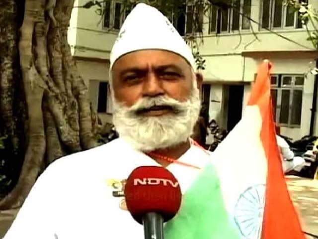 Video : Meet the Flag Man, Who Carries the National Flag Wherever He Goes