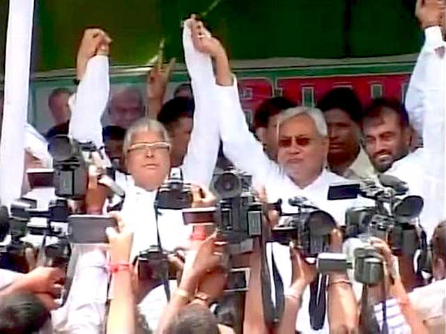 एक मंच पर आए नीतीश-लालू, बीजेपी के 'अच्छे दिन' पर हमला