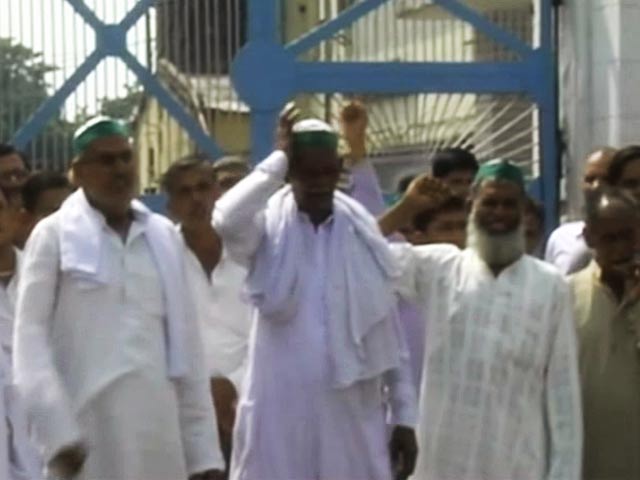 चीनी मिलों पर किसानों के ताले