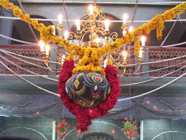 दही−हांडी का बिखरा बाज़ार