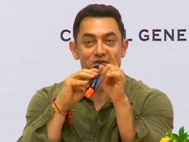 Videos : पीके के नए पोस्टर में ट्रांजिस्टर नहीं होगा : आमिर खान